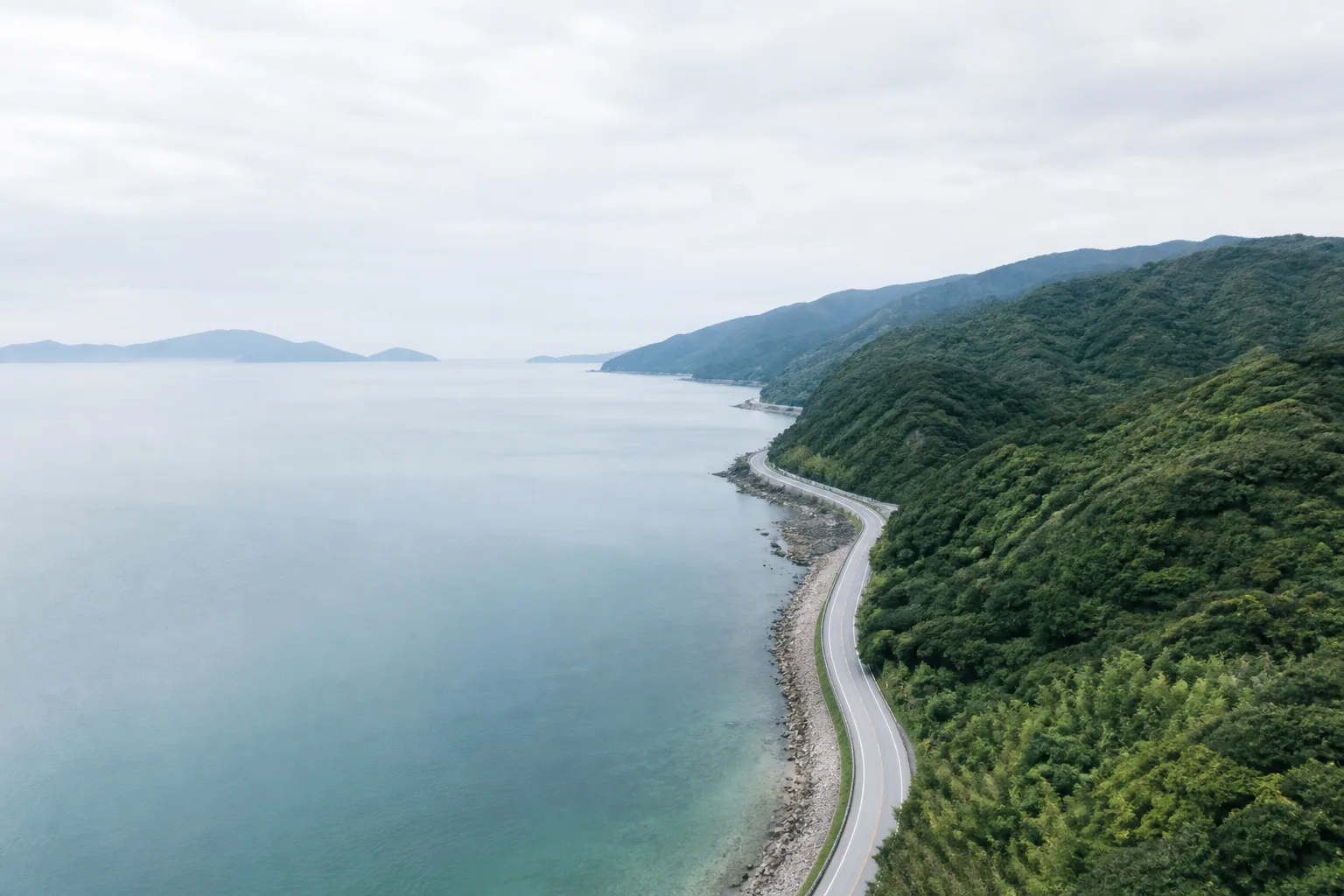 海岸線を上空から撮影したドローン空撮イメージ(デモ用生成画像)