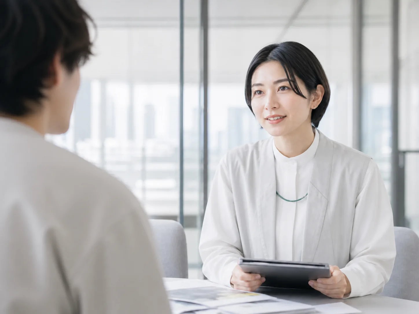 来訪者の相談を受ける広報担当者